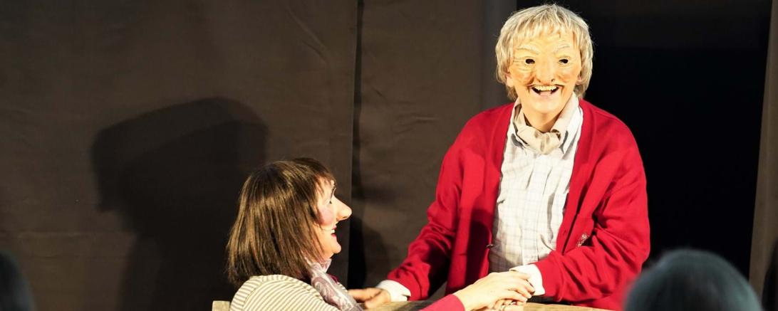 Das Theater Ferdinande aus Kempten spielt bei der Veranstaltungsreihe „Le-bensfreude trotz(t) Demenz das inhaltlich passende Stück „Die Gartenbank. Verliebt – Verlobt – Vergissmeinnicht?“.