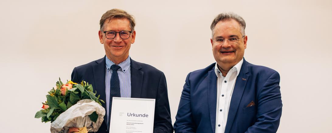 Das Interkommunale Netzwerk Flächensparen des  Landkreises Donau-Ries sichert sich den Umweltpreis  in der Kategorie „Innovationen“: (v. l. n. r.) Landrat  Stefan Rößle und der stellvertretende Bezirkstagspräsident  Edgar Rölz.