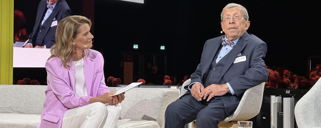 Das Bild zeigt Rudolf Hanke im Gespräch mit Kathrin Müller-Hohenstein.