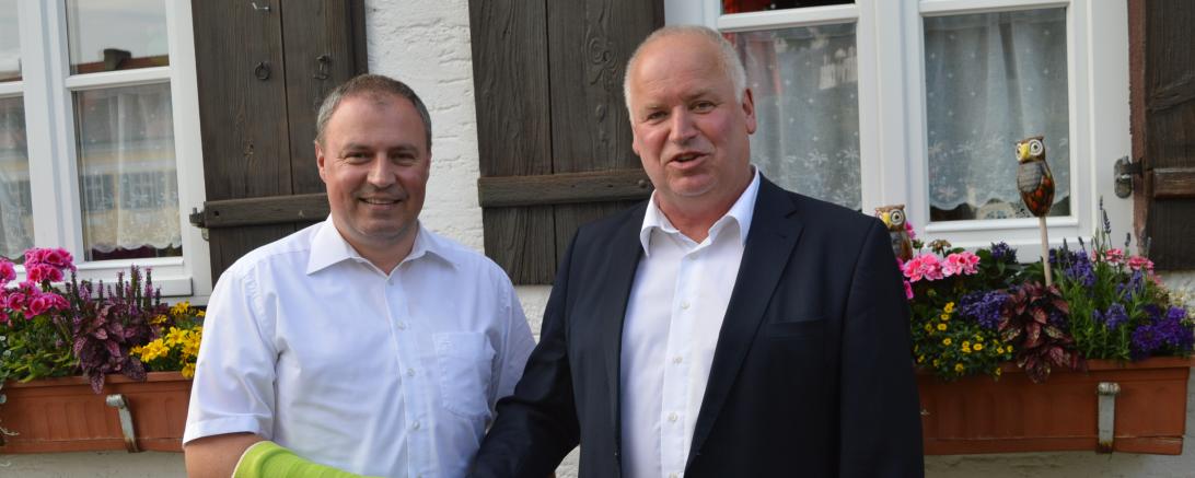 PWG Ortsvorsitzender  Thomas Schmidt gratuliert Georg Stoller.
