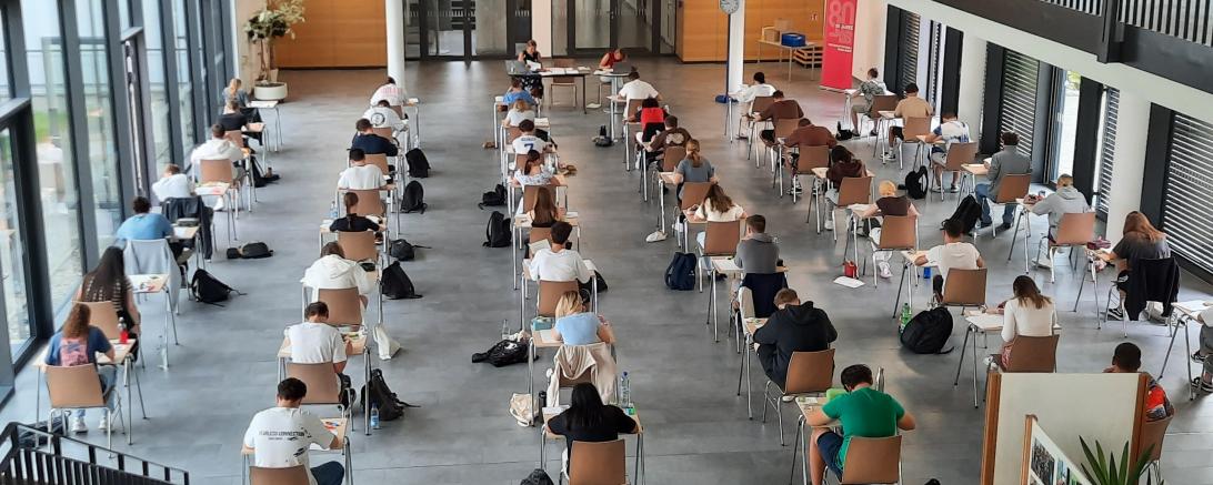 Hier arbeiten die 48 Abschlussschüler/innen der Wirtschaftsschule Nördlingen an ihrer Prüfung im Fach Deutsch