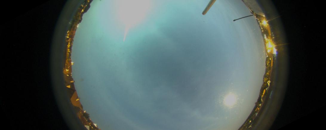 Auf dem Bild der Farbkamera ist die letzte Phase des Verglühens mit einer kleinen Leuchtspur und der Explosion des Körpers zu sehen.