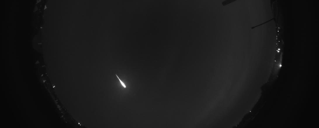 Die in kurzen zeitlichen Abständen aufgenommenen Bilder der Schwarz-Weiß-Kamera zeigen den außerordentlich schnellen Anflug des Meteors. 