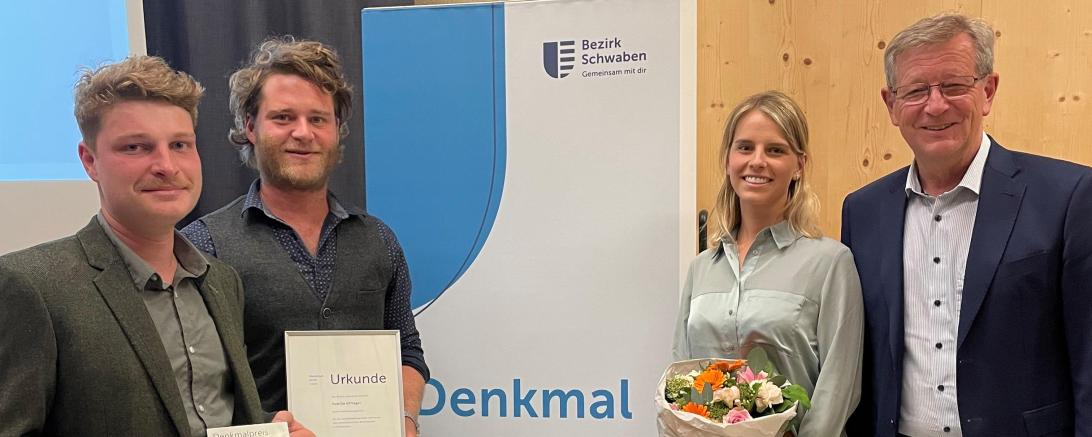 Das Bild zeigt Familie Offinger mit Bezirksrat Peter Schiele bei der Preisverleihung in Memmingen-Seinheim