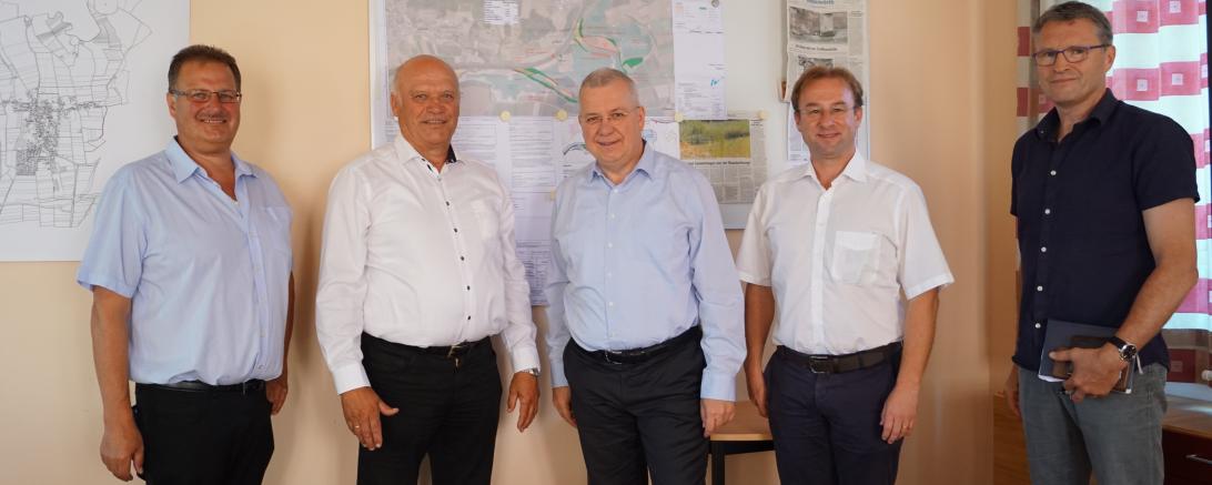 Der 3. Bürgermeister Gerhard Munninger, Bürgermeister Leonhard Schwab, MdEP Markus Ferber, MdL Wolfgang Fackler und 2. Bürgermeister Michael Fürst, beim Infotreffen vergangenen Jahres.