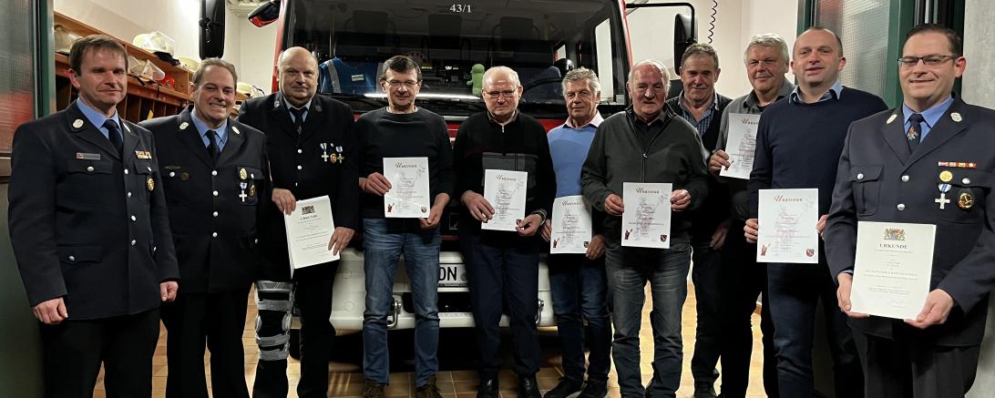 (Bild von rechts nach links) 1. Vorstand Achim Stahl, Arthur Braun (beide 25 Jahre aktiv), Manfred Böswald (40 Jahre passiv), Johann Bauch, Arnulf Mittl, Werner Herzog, Xaver Mittl, Robert Hofmeier (jeweils 50 Jahre passiv), Konrad Bittmann (40 Jahre aktiv), 2. Kdt. Josef Stahl (25 Jahre aktiv), 1Kdt. Martin Auernhammer. 