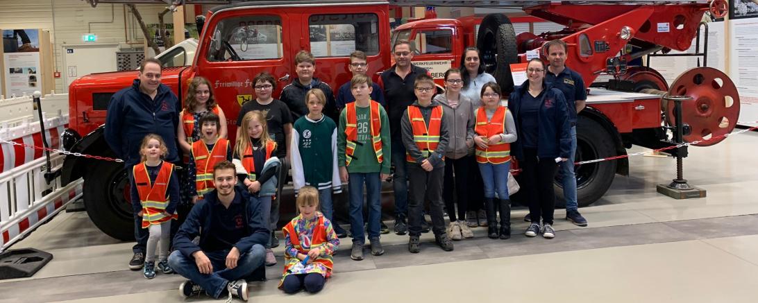 Das Bild zeigt neben den Kindern in der hinteren Reihe: 2.Komandant Josef Stahl, 1.Vorstand Achim Stahl Kinderwartin Gudrun Stiem, 1.Komandant Martin Auernhammer	Mittlere Reihe: Leiterin Kinderfeuerwehr Sarah Stahl Vordere Reihe: Jungendwart Luca Knopf.
