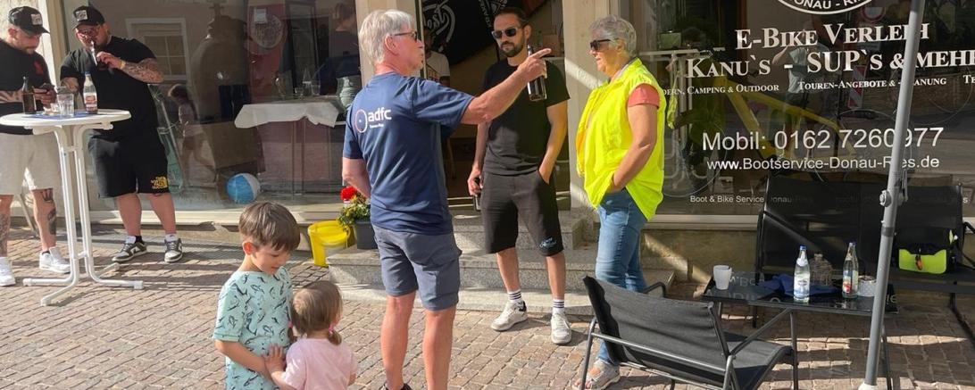 Peter Hanisch vom ADFC Donau-Ries (Mitte) und Pierre Proschek (2.v.r.) bei der Eröffnung von Boot & Bike Service Donau-Ries in Harburg.