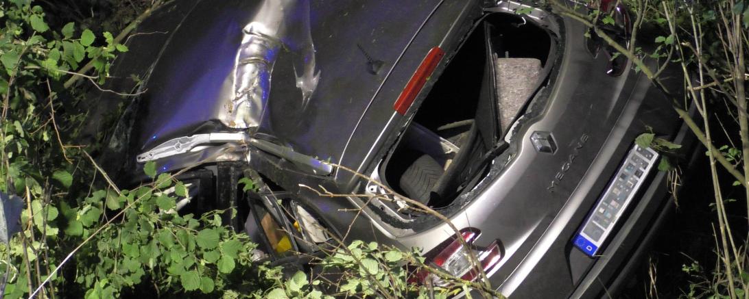 Das Bild zeigt das verunfallte Fahrzeug.