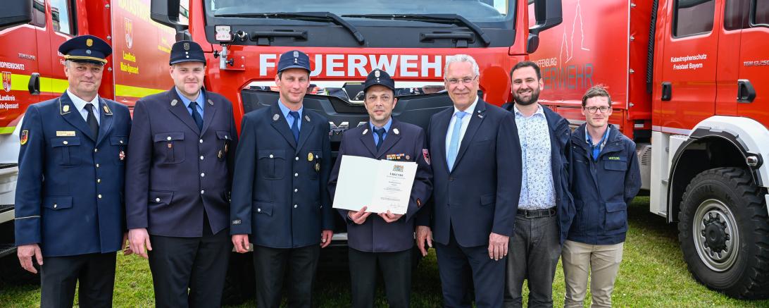 Norbert Thiel (LFV Bayern), Markus Ratschker (FF Monheim), Matthias Stahl (FF Monheim), Tobias Ferber (FF Monheim), Joachim Hermann (Innenminister), Maximilian Honigl (Regierung v. Schwaben) und Michael Wetzel (Regierung v. Schwaben).