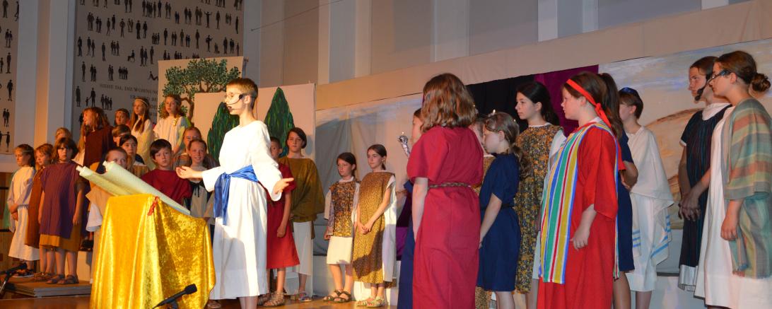 Die Bewohner von Nazareth staunen ungläubig: Der Schreinersohn Jesus (Thomas Knoll) legt die Heilige Schrift aus. 