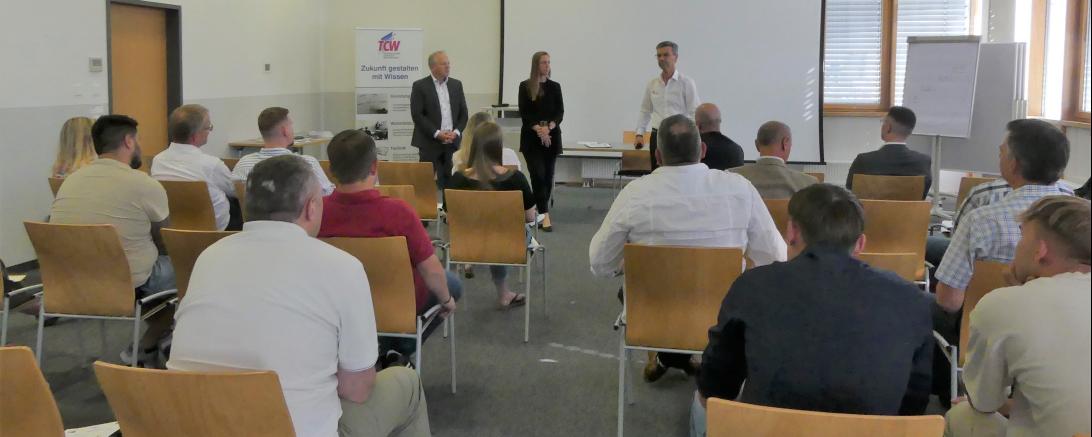 v.r.: Wolfgang Winter, Karin Bräuer (beide IHK) und Josef Wolf (Technologie Centrum Westbayern) freuen sich über die gute Teilnahme an der Gründerveranstaltung. 