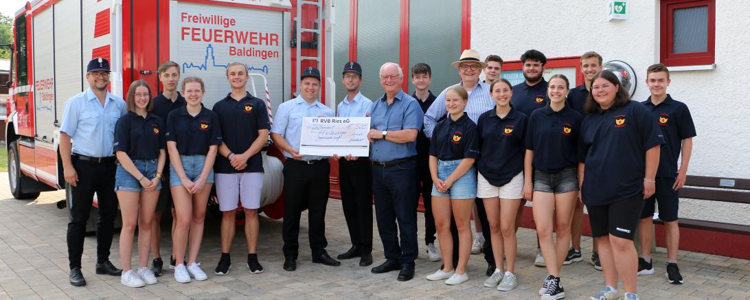 Mitglieder der Jugend-Feuerwehr Baldingen mit dem 1. Kommandanten Jochen Fackler (ganz links) und Jugendwart Marco Strauß, 1. Vorstand Lukas Egetenmeier, Helmut Guckert (am Scheck, von links) und Paul Ritter (stv. Vorstandsvorsitzender der VR-Bürgerstiftung Ries) 