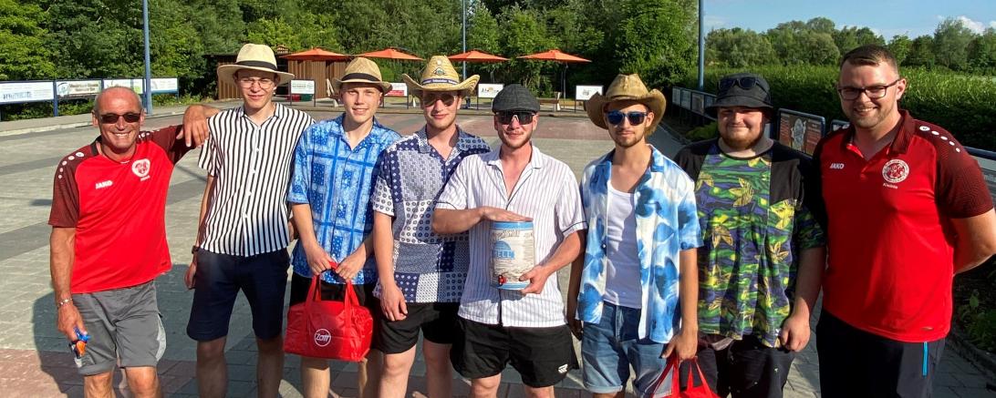 Die Sieger des Teams „Bene holt Bier“ vom Juze Bäumenheim eingerahmt vom 2. Vorstand Alfred Zinsmeister sowie 1. Vorstand Stefan Kleinle.