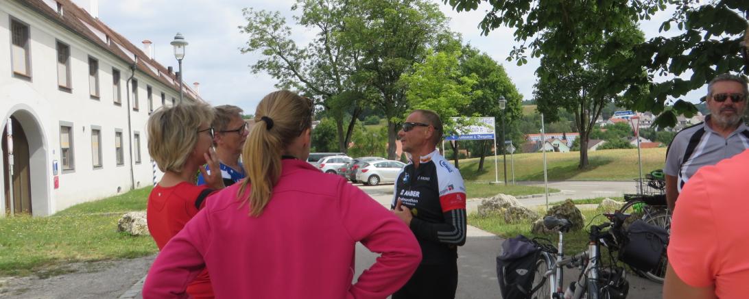 Karl-Heinz Feldner (Mitte) im Gespräch mit den Tour-Teilnehmern bei einer ähnlichen Tagestour