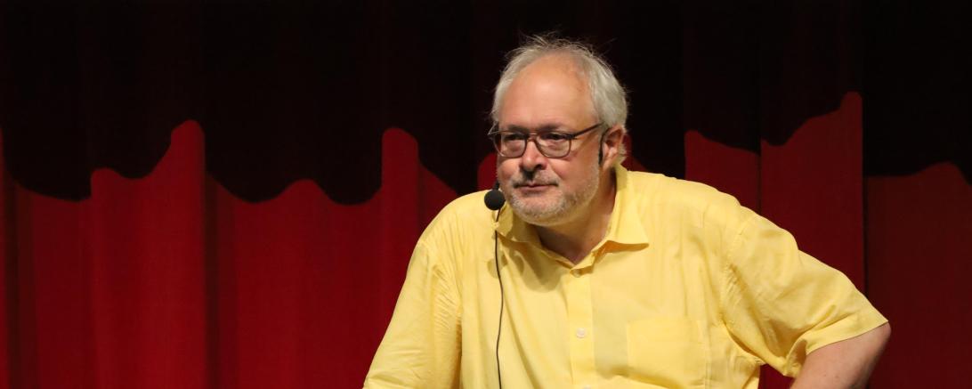 In der Aula des THG Nördlingen hatte Joachim Hecker zahlreiche Utensilien aufgebaut, mit deren Hilfe er verblüffende Experimente gemeinsam mit den Schülern vorführte.