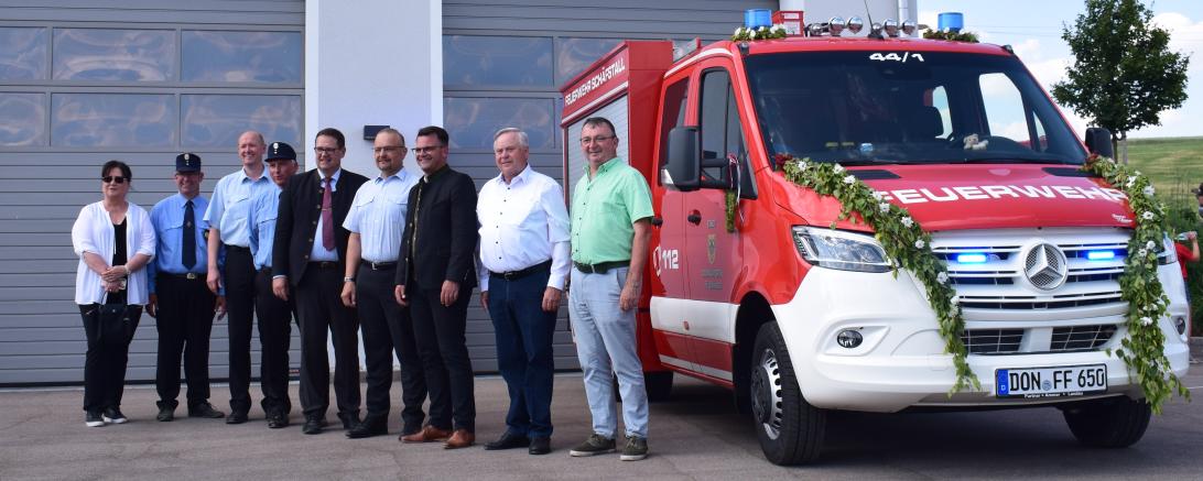 Von links nach rechts: Stadträtin Doris Rödter, Kommandant Ulrich Reitschuster, Stadtbrandinspektor Alexander Zobel stellvertretener Kommandant Martin Hecke, stellvertretener Bürgermeister Thomas Stecker, Oberbürgermeister Jürgen Sorré, Feuerwehrreferent Franz Ost und Bürgermeister Albert Riedelsheimer.