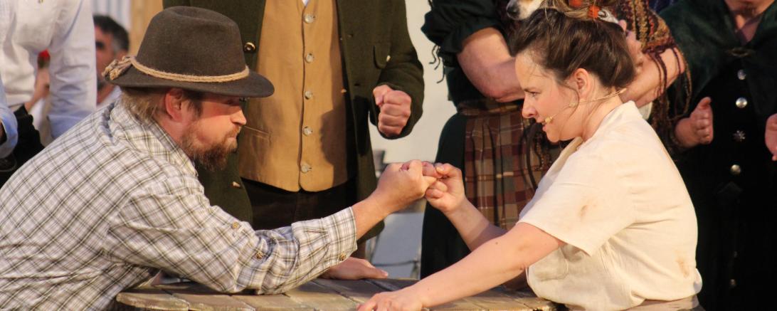 Kann Susi Kohlhiesel (Jessica Bauer) Toni (Florian Lang) beim Fingerhakeln bezwingen?