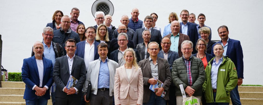 Die 44 Kommunen des Landkreises auf Exkursion durch Nordschwaben im Rahmen der „Architektouren“ mit dem Treffpunkt Architektur Schwaben, Architekt Reiner Schlientz und Konversionsmanagerin Barbara Wunder.