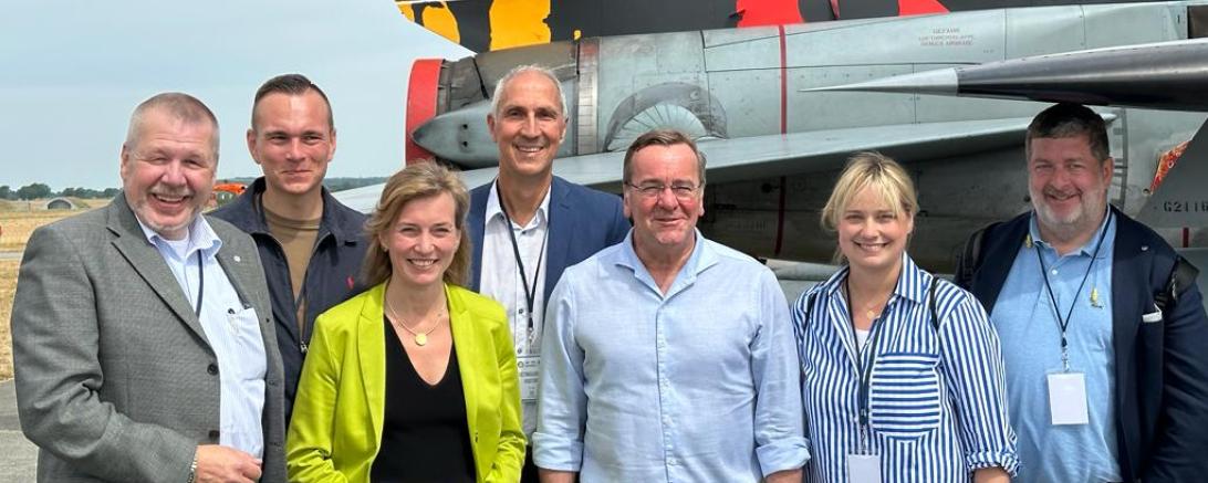 von links: MdB Joe Weingarten, MdB Johannes Arlt, Parlamentarische Staatssekretärin im Verteidigungsministerium MdB Siemtje Möller, MdB Christoph Schmid, Bundesverteidigungsminister Boris Pistorius, , MdB Marja-Liisa Völlers, MdB Jörg Nürnberger