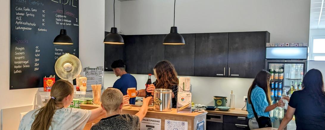 Hier sieht man das Jugendliche an der Theke im Jugendcafe Donauwörth.