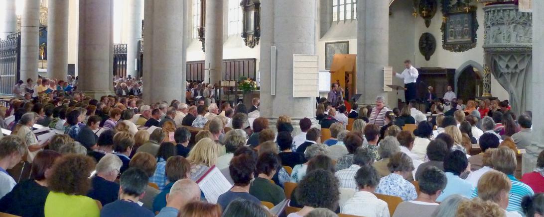 Hunderte Sängerinnen und Sänger aus ganz Bayern bei der Probe zum Gottesdienst beim vorletzten Landeschortag 2011, der ebenfalls in Nördlingen stattfand. Nach Rothenburg 2016 ist es die erste landesweite Großveranstaltung des Verbandes der Evang. Chöre in Bayern nach Corona.