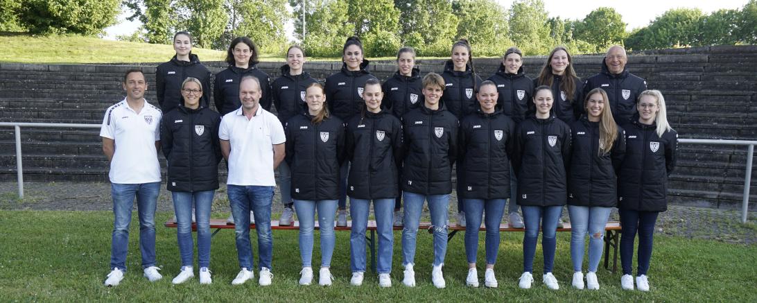 Mannschaftsspielerinnen mit dem Fitnesstrainer hintere Reihe ganz rechts, sowie von links, dem Frauenbeauftragten des TSV Markus Klaus, der Trainerin Melani Hander und dem Sponsor „Manfred Lanzenstiel von der Allianz-Generalvertretung“ in Möttingen.