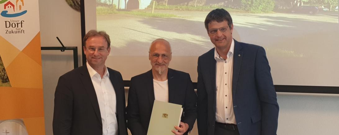 Das Bild zeigt MdL Wolfgang Fackler, Ehingens Bürgermeister Thomas Meyer und Christian Kreye (Amt für Ländliche Entwicklung) bei der Urkundenübergabe.