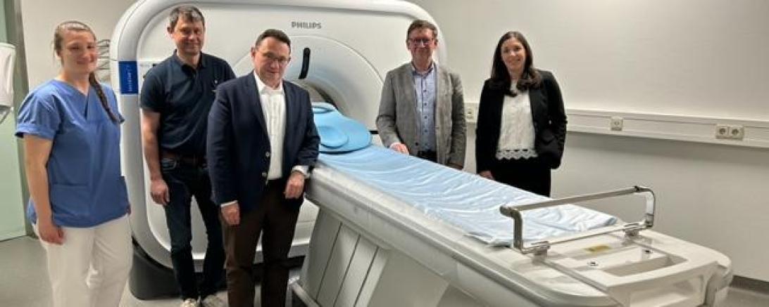 v.l.: Antonia Leberle (MTRA), Dr. Gerhard Hobelsberger (Vorsitzender des Fördervereins), Bundestagsabgeordneter Ulrich Lange, Landrat Stefan Rößle und gKU-Vorständin Katrhin Woratsch. Alle freuen sich über den neuen Computertomographen.
