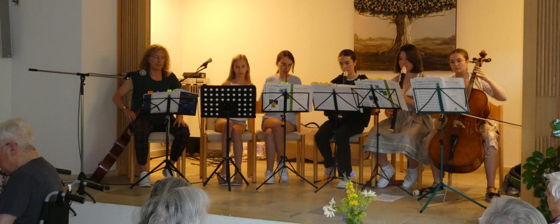 Das Flötenensemble Nuevo der Rieser Musikschule Nördlingen sorgen im Altenheim St. Vinzenz für glückliche Bewohner