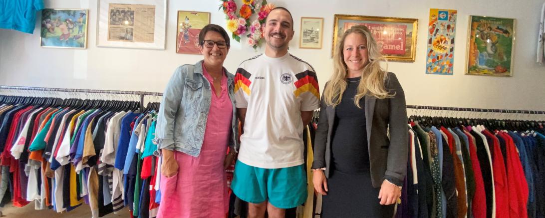 V.l.: Susanne Vierkorn vom Stadtmarketingverein Nördlingen, Ladeninhaber Jonas Kilian und Konversionsmanagerin Barbara Wunder im nachhaltigen Nördlinger Pop-up-Store „Vintage Allstars“.