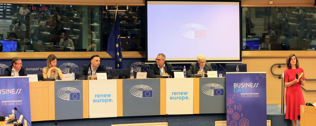 Podiumsdiskussion“: 07.06.2023: Leo van Bree (dritter von rechts) bei der Podiumsdiskussion mit (v.l.) MEP Onrej Kovarik aus Tschechien, Start-Up Unternehmerin Alkistis Venetopoulou aus Griechenland, Managing Director Petar Hristov des Start-Ups Hydrogen Lt. aus Bulgarien und James Watson, Leiter der Wirtschaftsabteilung von Business Europe aus Großbritannien. Rechts im Bild: MEP Catharina Rinzema aus den Niederlanden bei der Leitung der Diskussionsrunde.