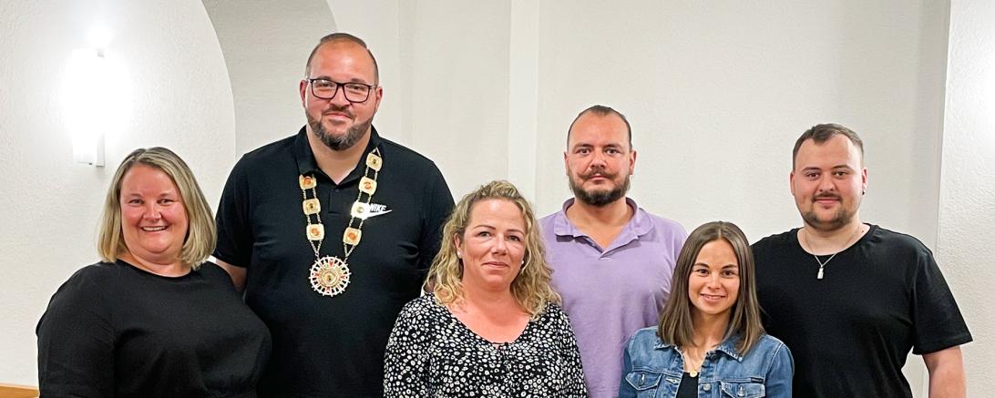 Hier zu sehen unser neuer Präsident Michael Utjesinovic (2.von links), rechts daneben Vizepräsidentin Anja Koç, links neben ihm Schatzmeisterin Daniela Utjesinovic,  Schriftführerin Sofia Kowalzik vorne rechts und zwei unserer drei Beisitzer Julian Fischer (rechts) und Vincenzo Lo Guasto (Mitte). Auf dem Bild fehlt Beisitzer Fabian Kowalzik.