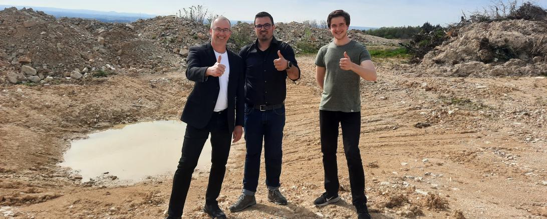 v.l.: Jürgen Strohofer, Philip Baumann und Simon Strohofer sind stolz auf die sich im Teich sonnenden Unken.