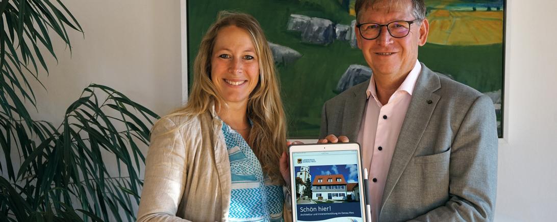 Landrat Stefan Rößle und Konversionsmanagerin Barbara Wunder bei der Vorstellung der Broschüre „Schön hier!“ 