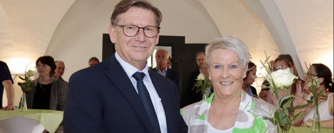 Landrat Stefan Rößle verabschiedete Heimleiterin Elisabeth Oestringer.