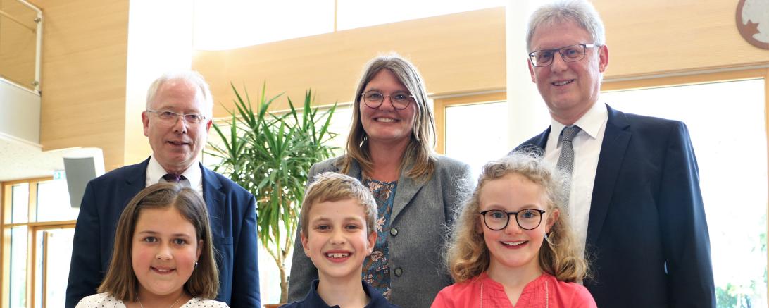 Mathe-Sieger im Schulamtsbezirk! Ella Mirna, David Hertle und Marlen Hertle (vlnr) von der Grundschule Oettingen vertreten den Landkreis am 10. Juli. Schulamtsdirektor Michael Stocker, Konrektorin Carola Haan und VR-Bankvorstand Bernhard Ströbele gratulieren 