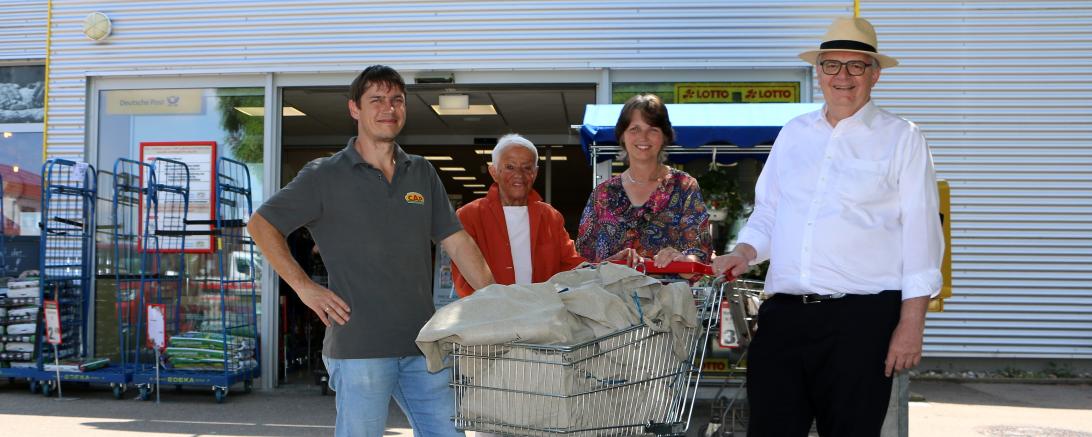 Das Bild zeigt die Spendenübergabe vor dem CAP-Markt (von links): Jürgen Maier (Marktleitung CAP-Markt Nördlingen, Isabella Hoppe (Obdachlosenbetreuerin), Helga Eger (Leitung Beratungsdienste Diakonie Donau-Ries), Paul Ritter (Vorstandsvorsitzender Raiffeisen-Volksbank Ries) 