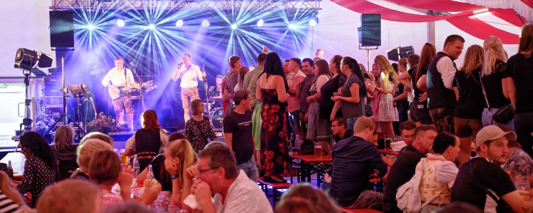 Jakobi-Kirchweih Stimmung im Festzelt.