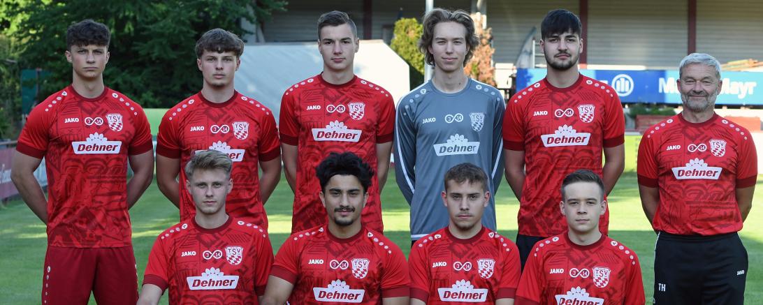 v.l.: Leonard Roloff (Mittelfeld), Pascal Hirsch (Mittelfeld), Niklas Bauer (Abwehr), Raphael Lohwasser (Torhüter), Max Amerdinger (Angriff), Thomas Holzapfel (Trainer); kniend v.l.: Niklas Landfried (Angriff), Talha Kulak (Angriff), Dominik Liepert (Abwehr), Justin Neukirchner (Abwehr).