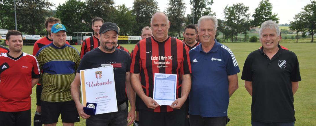 Volker Gruber mit seinen Mitspielern nach dem Ab-schiedsspiel.