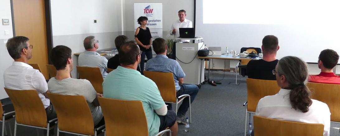 Torsten Biermann und Sandra Exner (beide Treffpunkt Idee, Nördlingen) stellen verschiedene Tools vor, mit denen man im Metaverse zusammenarbeiten kann.