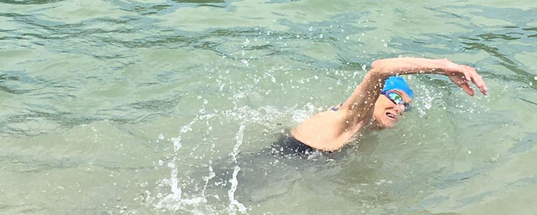 Die Nördlinger Mastersschwimmerin Claudia Koch hat am vergangenen Wochenende eine Goldmedaille über 2,5km im Wöhrsee geholt. 