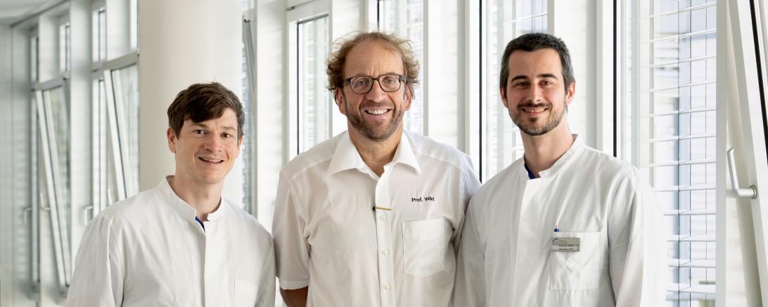Prof. Dr. Alexander Wild mit den neuen Oberärzten Dr. med. Stefan Mehaffey (links) und Milovan Matić.