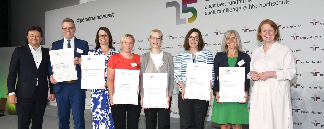 Das Landratsamt Donau-Ries wurde zum sechsten Mal in Folge für die Vereinbarkeit von Beruf und Familie ausgezeichnet. 