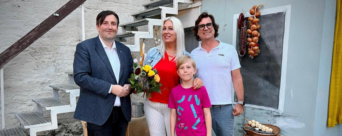 Der erste Vorsitzende Axel Schönmüller (links) hat mit Katrin Schultes und ihrer Familie die 10.000 Besucherin auf der Freilichtbühne begrüßt.