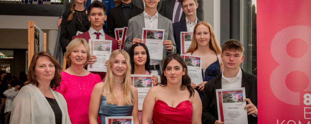 Das Bild zeigt von links: Elternbeiratsvorsitzende Alice Schüler, Leiterin der Wirtschaftsschule Manuela Stahl, Oberbürgermeister David Wittner, Bezirksrat Peter Schiele, Vorsitzender des Fördervereins Gerhard Feldmeier sowie die Preisträger.
