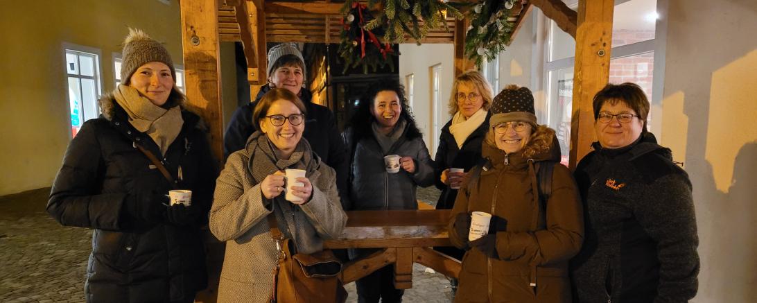 Gemütliches Treffen auf dem Christkindlsmarkt in Nördlingen mit der Kreisvorstandschaft der Damen:  Hintere Reihe (v.l.): Annelene Helme, Tanja Göggerle, Anke Drukewitz.  Vordere Reihe (v.l.): Christina Wendt, Nicole Binger, Irmgard Haberl, Susanne Löfflad.  Es fehlt:Ulrike Wagner.