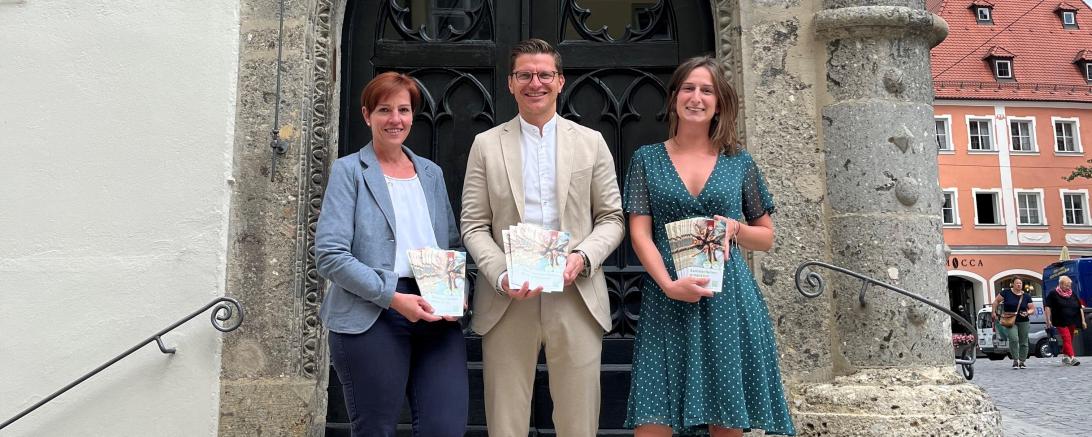 V.r.: Jugendsozialarbeiterin Nina Thorwart, Oberbürgermeister David Wittner und Simone Leidel (Sachgebiet Liegenschaften, Schulen und Sport) freuen sich ein umfassendes Sommerferienprogramm anbieten zu können. 