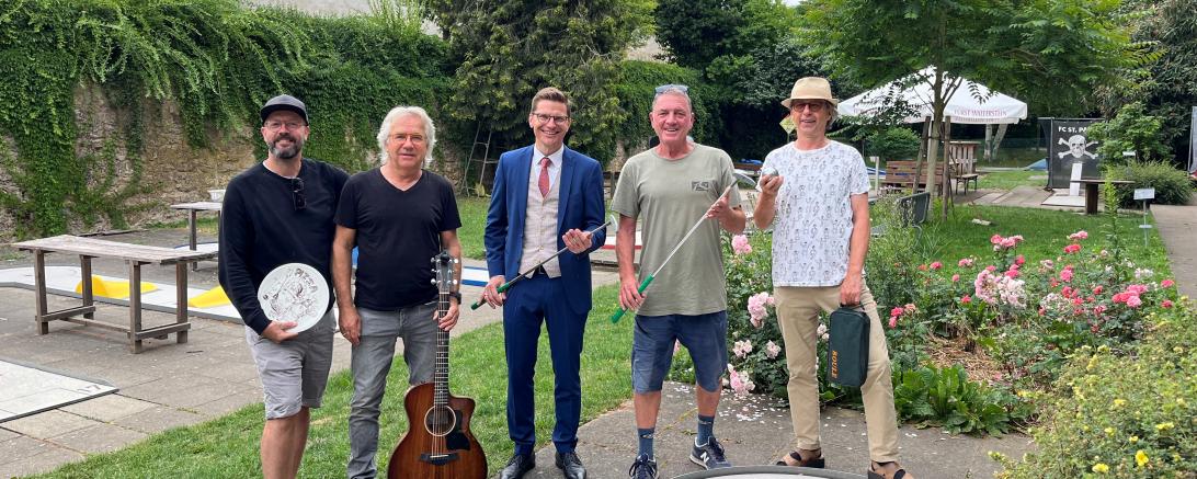 Freuen sich auf Spiel und Spaß im Mondschein: Martin Wagner (GAS Food & Beverage), Roland „Lande“ Hiller, Oberbürgermeister David Wittner, Anlagenbetreiber Ralf „Ralla“ Kluge und Gerd Anders (Boule-Spielergemeinschaft).